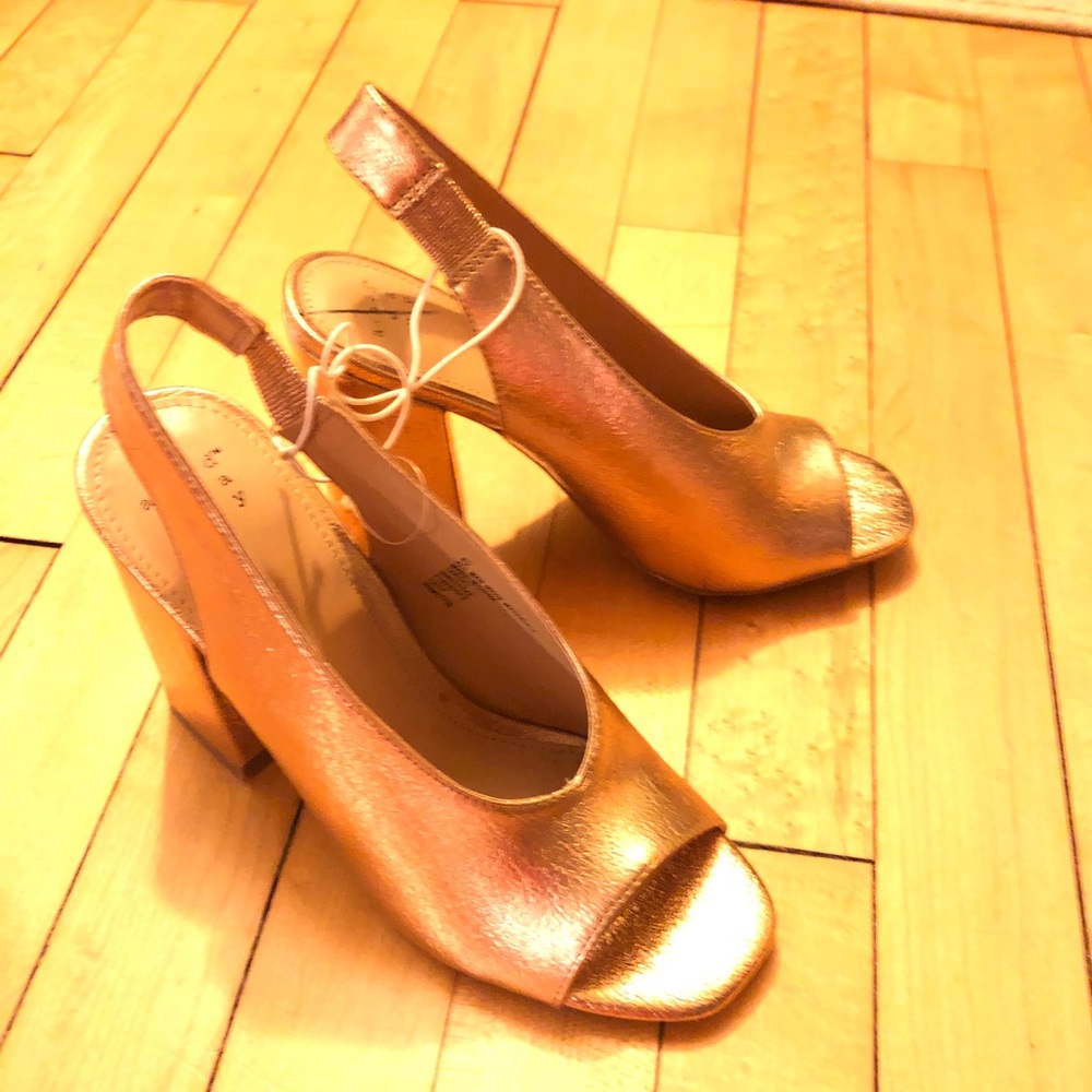 Metallic rose gold shoes by Target NWOT! Size 6.5